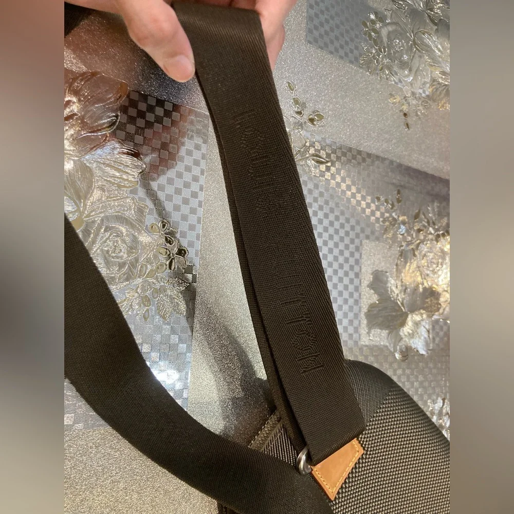 💯% Authentic Louis Vuitton crossbody - Picture 3 of 16
